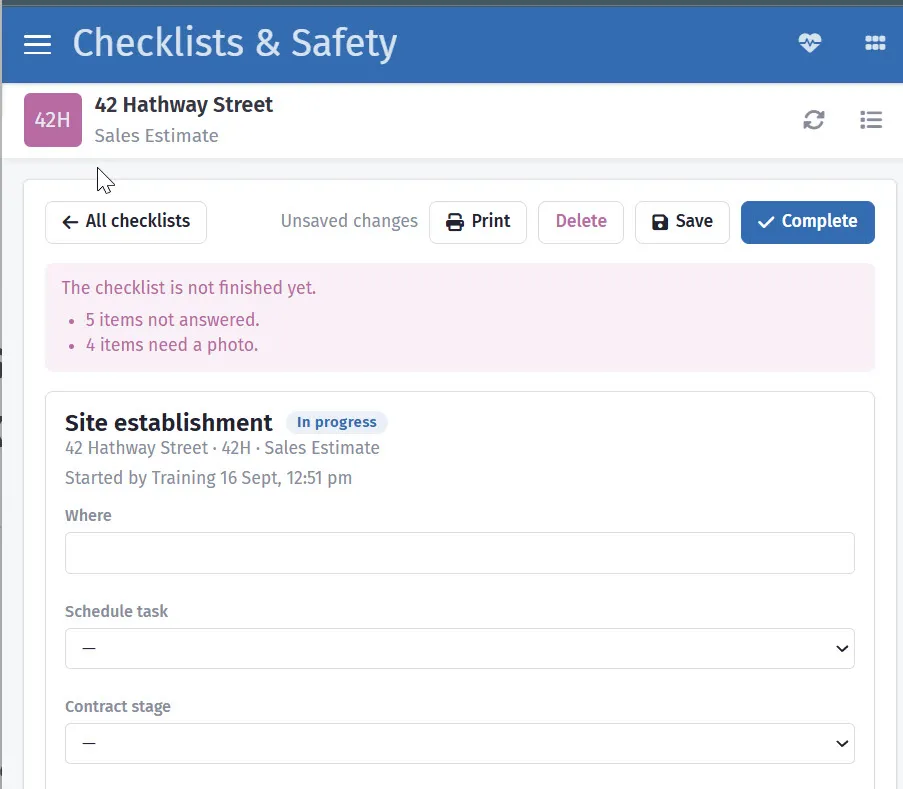 A checklist being run in SmarteBuild: site establishment, in progress, with a warning that five items are not answered and four need a photo.